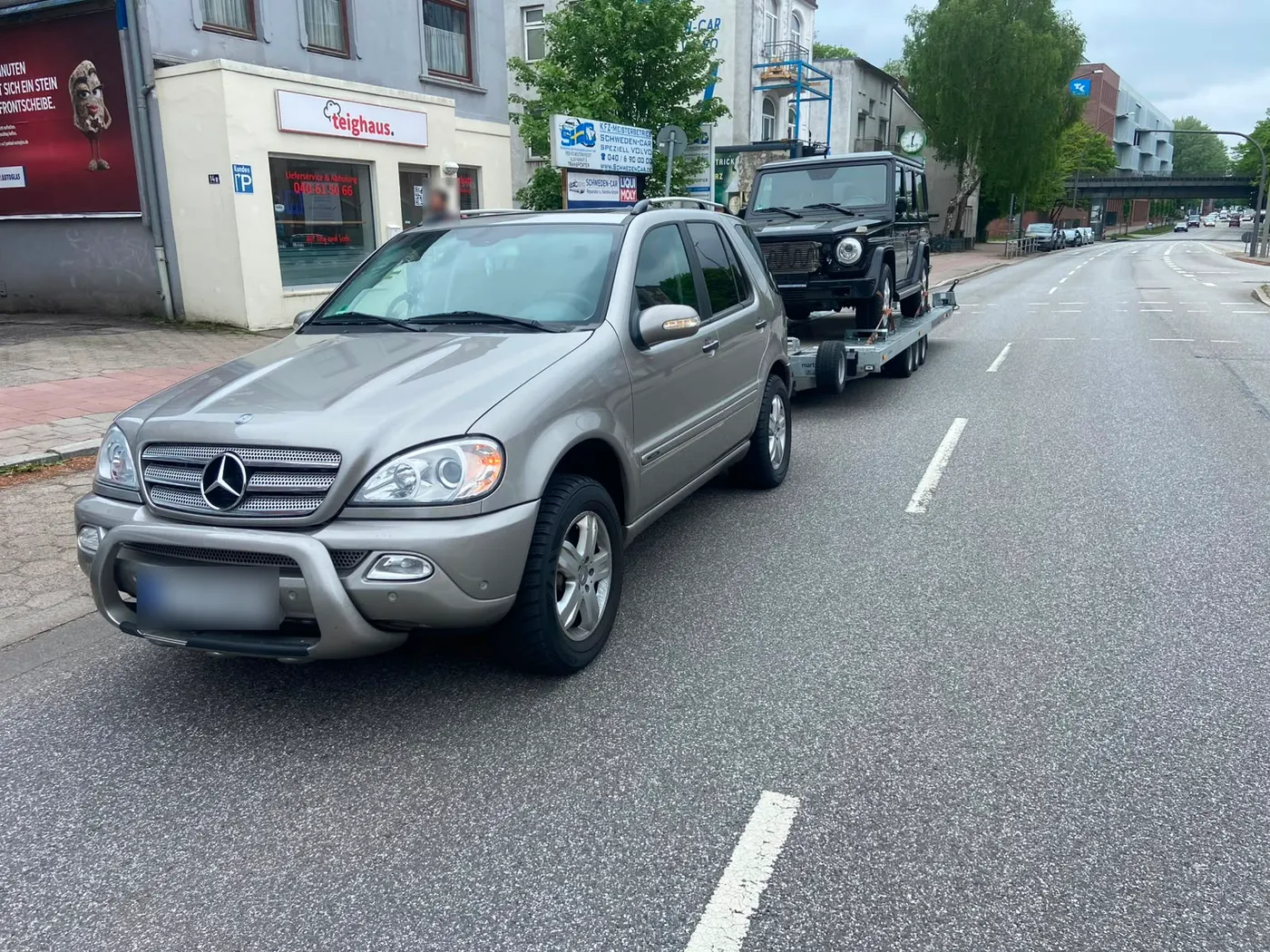 Geländewagen auf dem Autotransportanhänger von Mos Abschleppdienst in Hamburg