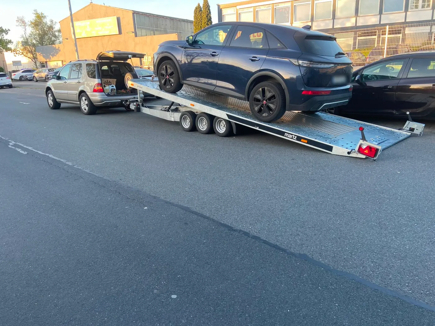 SUV wird per Kipp-Anhänger schonend aufgeladen