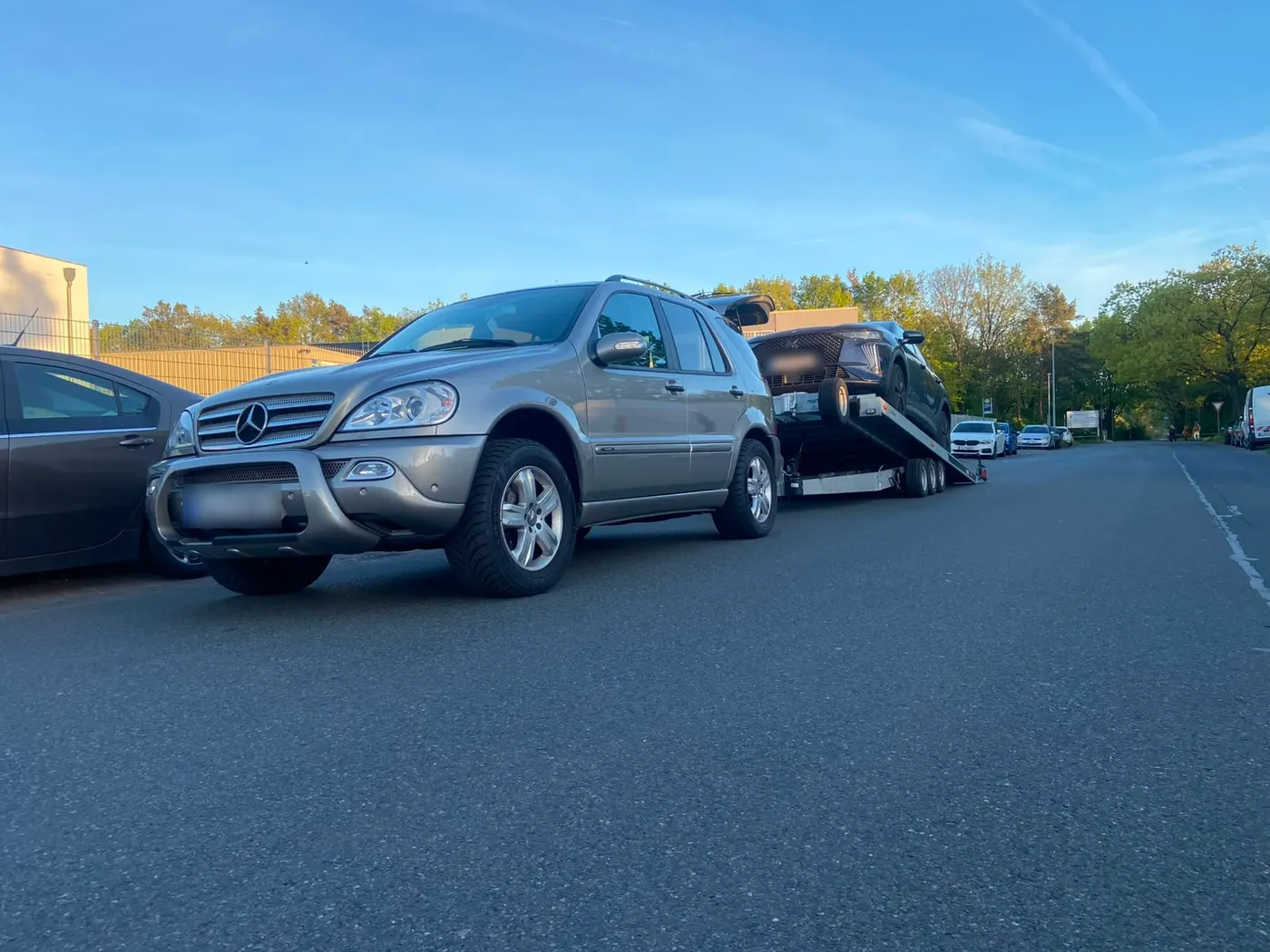 Zugfahrzeug mit beladenem Autotransportanhänger vor der Abfahrt
