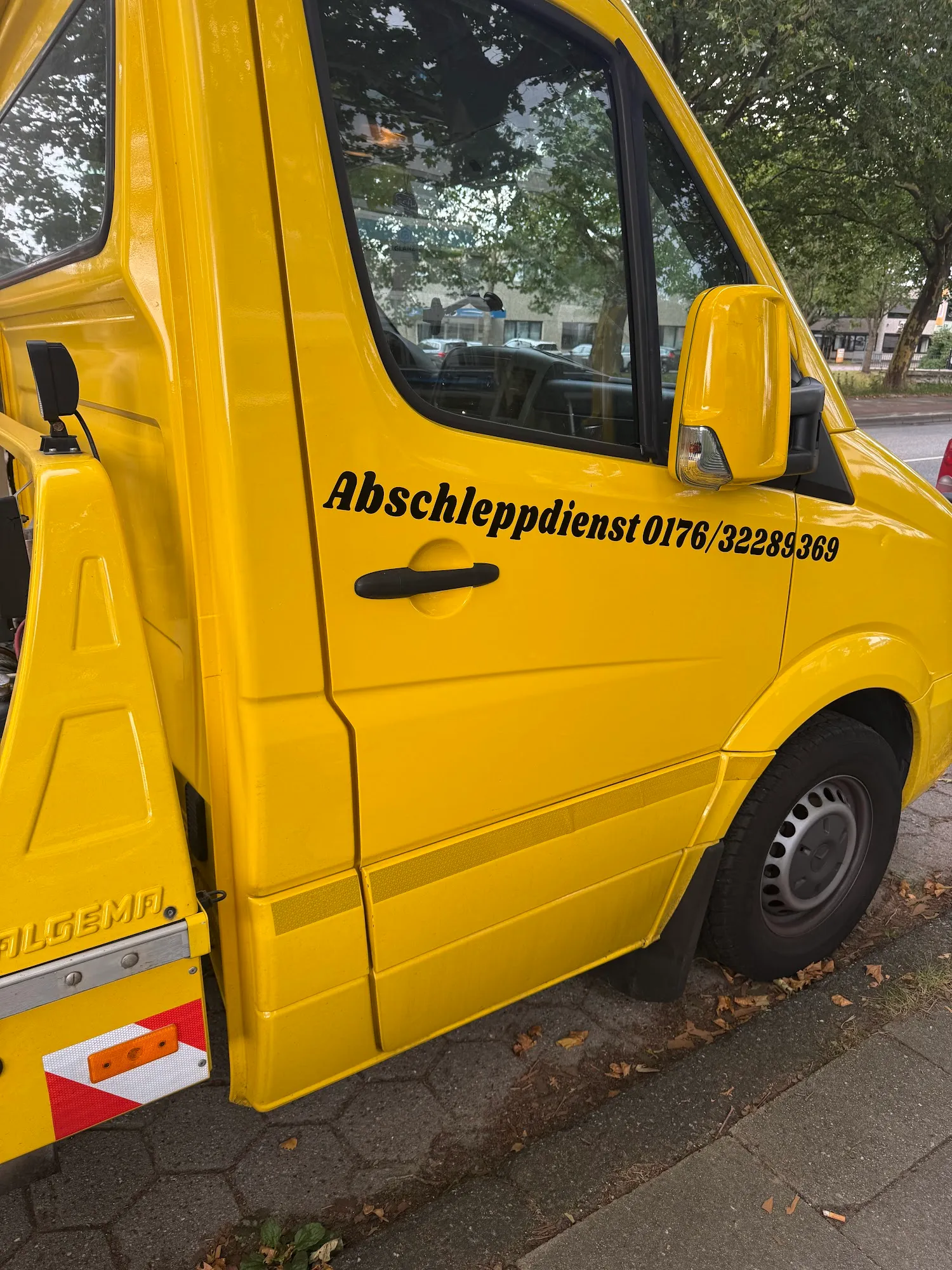 Tür des Abschleppwagens mit Telefonnummer